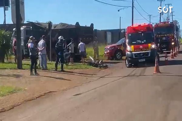 Imagem referente a notícia: Motociclista morre após colisão com caminhão na marginal da BR-277 em Cascavel