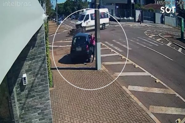 Imagem referente a notícia: Pedestre é atropelada e arremessada contra poste após colisão entre Clio e van em Cascavel