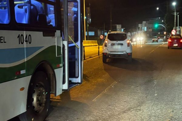 Imagem referente a notícia: Ônibus colide na traseira de SUV sobre viaduto da PRC-467 em Cascavel