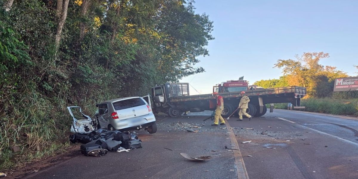 Colisão frontal entre carro e caminhão deixa um morto e uma mulher gravemente ferida na PRC-467