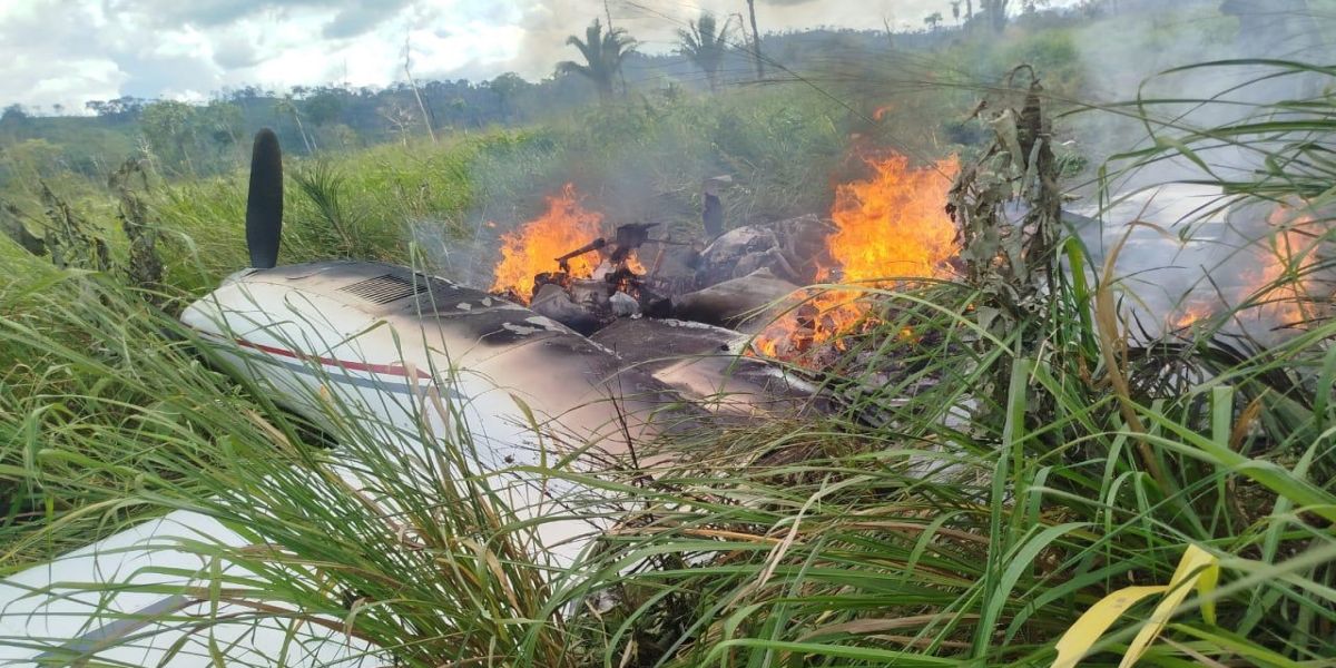 Avião carregado com drogas é interceptado pela FAB e faz pouso forçado