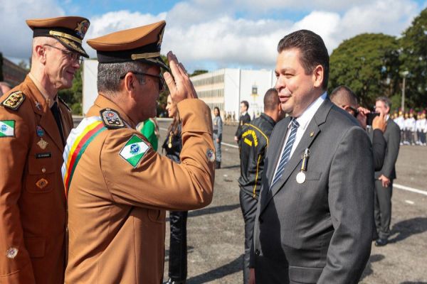 Imagem referente a notícia: Deputado Gugu Bueno é homenageado pela Polícia Militar do Paraná com medalha Coronel Sarmento