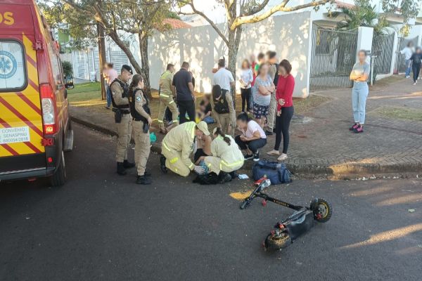 Imagem referente a notícia: Menores ficam feridos após colisão entre patinete elétrico e carro em cruzamento de Cascavel