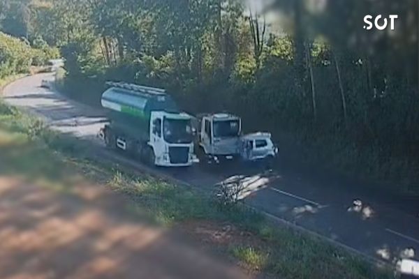 Imagem referente a notícia: Câmera flagra caminhão invadindo pista contrária antes de colisão fatal na PRC-467