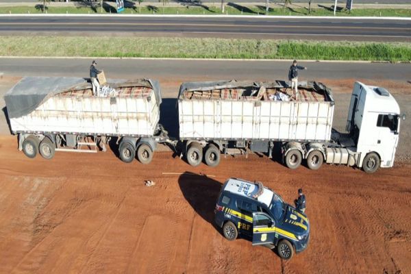 Imagem referente a notícia: PRF flagra bitrem com 600 mil maços de cigarros contrabandeados na BR-163, em Terra Roxa
