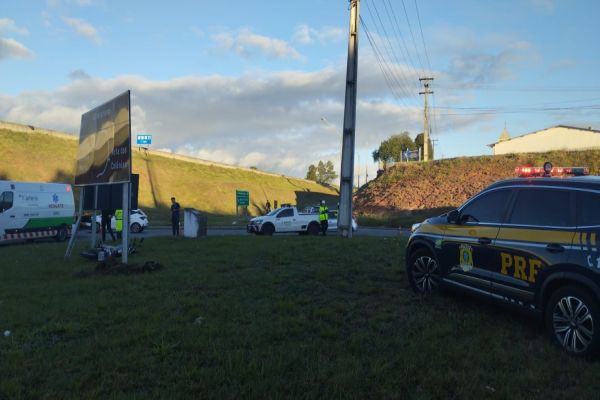 Jovem de 22 anos morre após colidir moto em placa de sinalização na BR-376