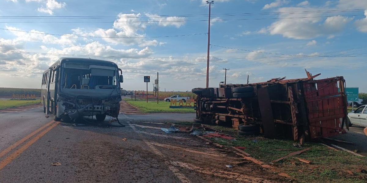 Ônibus de Itaipulândia com passageiros se envolve em acidente com caminhão na PR-182 em Maripá