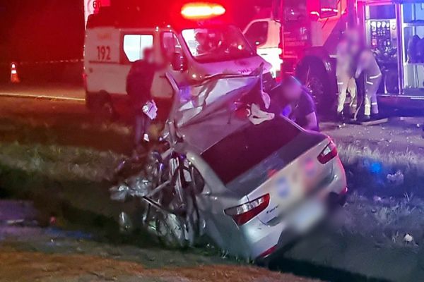 Imagem referente a notícia: Mulher morre e quatro ficam feridos após colisão violenta entre carro, caminhão e ônibus na BR-277, em Santa Tereza do Oeste