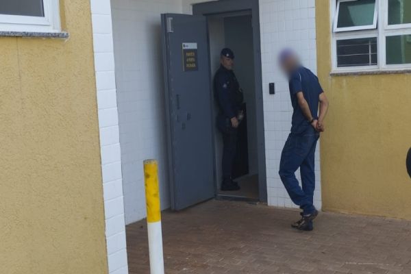 Imagem referente a notícia: Homem invade casa, ameaça com arma e sequestra adolescente em Cascavel