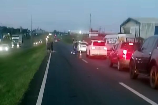 Imagem referente a notícia: Homem morre atropelado após cruzar repentinamente a pista da BR-277 em Cascavel