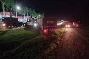 Imagem referente a notícia: PRF prende caminhoneiro bêbado que invadiu faixa contrária e provocou colisão fatal na BR-277