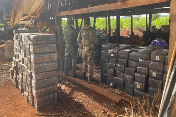 Imagem referente a notícia: PF e PM estouram galpão com mais de 2,7 toneladas de maconha no Interior do Paraná