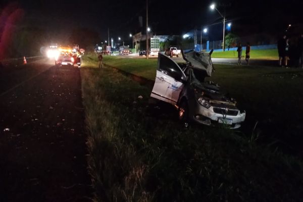 Imagem referente a notícia: Mulher morre e quatro ficam feridos após colisão violenta entre carro, caminhão e ônibus na BR-277, em Santa Tereza do Oeste