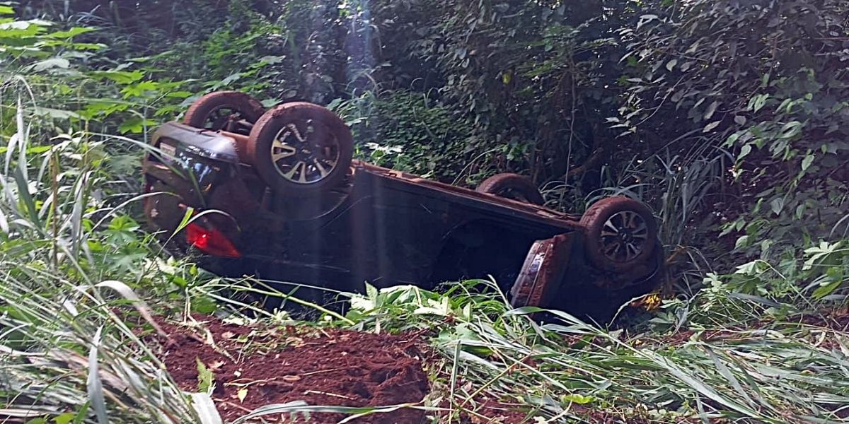 PM recupera veículo furtado, apreende objetos ligados ao crime e prende dois suspeitos após intensa fuga na PR-317