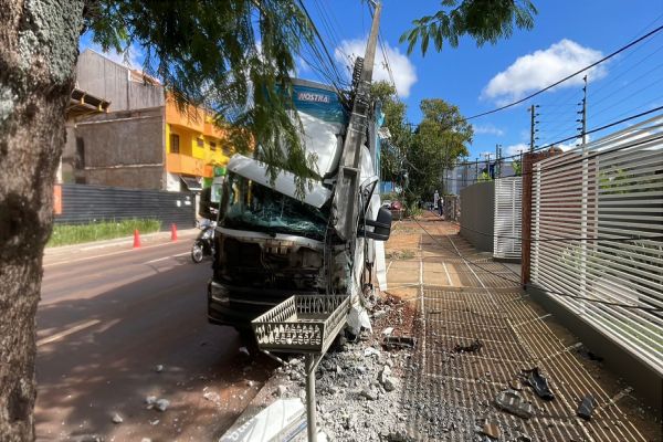 Imagem referente a notícia: Caminhão atinge poste de iluminação e derruba fiação no Centro de Cascavel