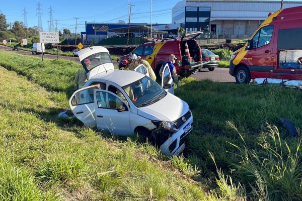 Mulher se assusta com caminhão, perde o controle e quase capota carro na BR-467 em Cascavel