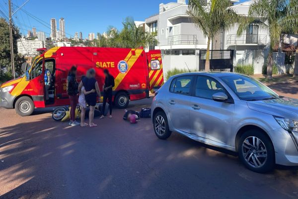 Motociclista de 50 anos fica ferida após forte colisão com 208 no Bairro Canadá em Cascavel