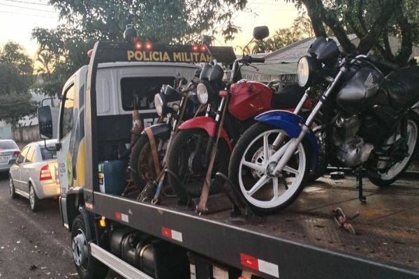 PM e GOTran fecham o cerco na região central e norte de Cascavel e recolhem motos durante operação de trânsito