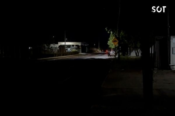 Escuridão toma conta da Rua da Lapa e aumenta o medo dos moradores do Jardim Maria Luiza