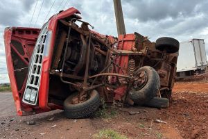 Imagem referente à notícia: Violenta colisão entre F1000 e Ford Edge deixa duas pessoas feridas na estrada entre Missal e Itaipulândia