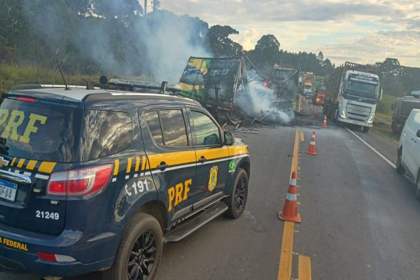 Imagem referente a notícia: Caminhões colidem de frente, pegam fogo e três pessoas morrem carbonizadas na BR-373 em Imbituva