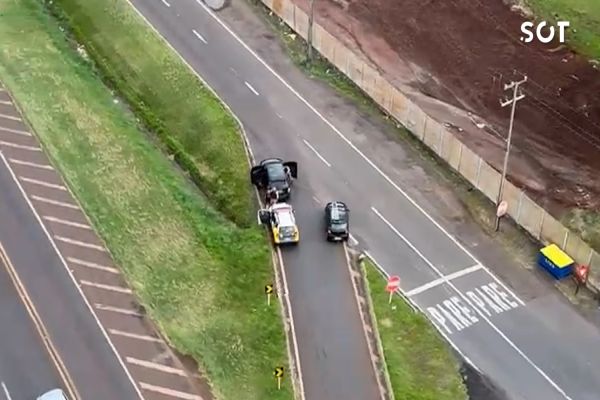 Imagem referente a notícia: Jovem de 19 anos é flagrado com carro lotado de maconha após perseguição policial em Cascavel
