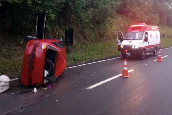 Imagem referente a notícia: Jovem de 19 anos fica ferida após capotar carro na PR-484 em Três Barras do Paraná