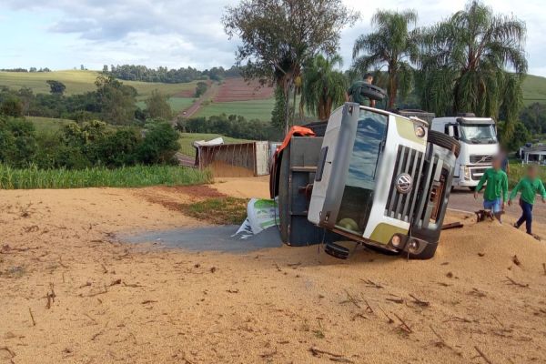 Imagem referente a notícia: Carretas tombam após colisão na PR-573, entre Braganey e Corbélia