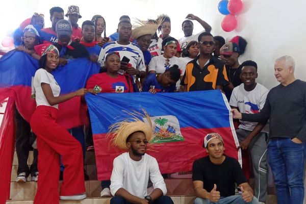 Com 100 haitianos, Ceebja de Cascavel celebra identidade e cultura dos estudantes