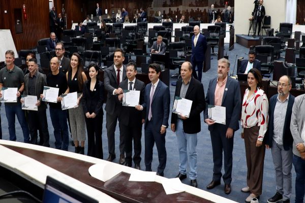 Meteorologistas do Simepar recebem homenagem da Assembleia Legislativa
