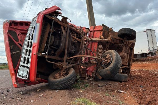 Imagem referente a notícia: Violenta colisão entre F1000 e Ford Edge deixa duas pessoas feridas na estrada entre Missal e Itaipulândia