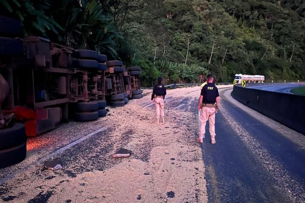 Caminhão tomba e provoca vazamento de etanol após colisão na BR-277 em Morretes