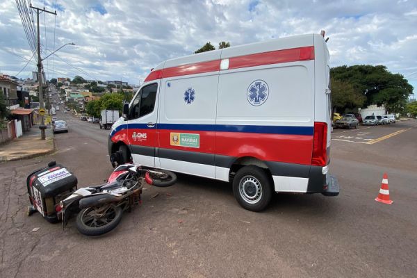 Motociclista fica ferido após colisão com ambulância no bairro Neva em Cascavel