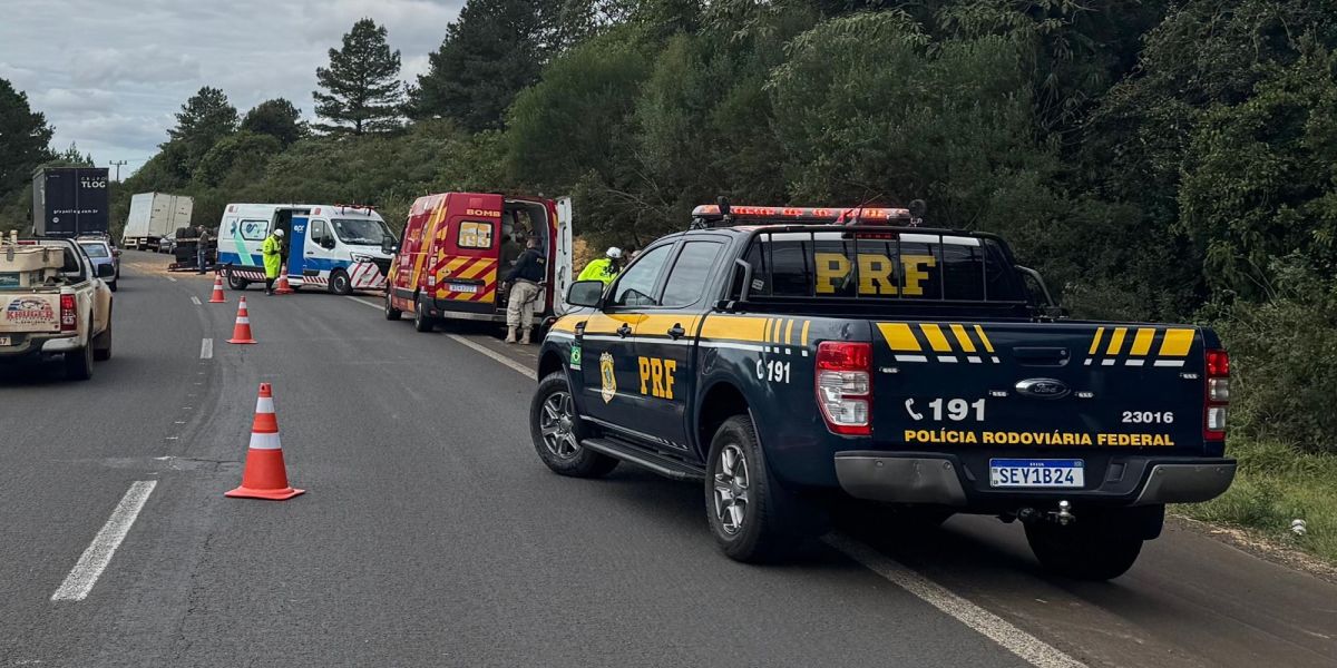 Caminhão tomba na BR-277 em Guarapuava e espalha carga de soja na pista
