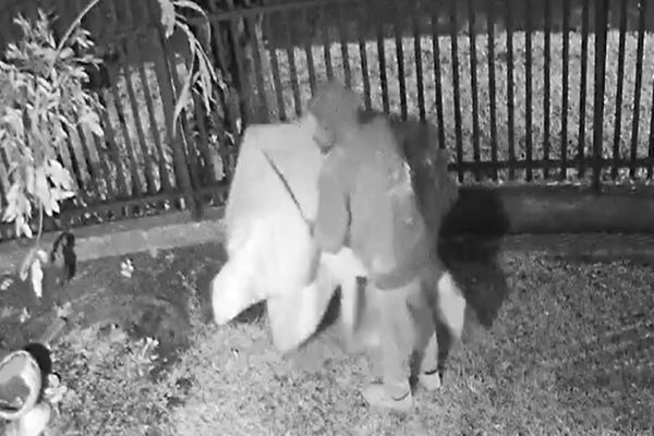 Imagem referente a notícia: Populares capturam ladrão após furto de televisão no Jardim Nova Cidade em Cascavel