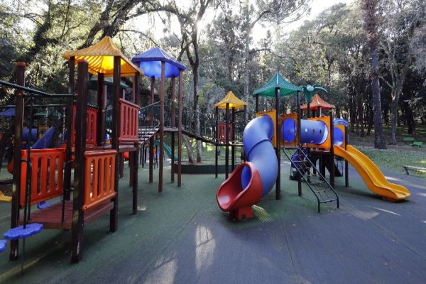 Imagem referente a notícia: Prefeitura trabalha em revitalização de praças e espaços de lazer em bairros de Cascavel