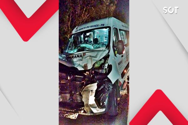 Imagem referente a notícia: Van da saúde de Rio Bonito do Iguaçu se envolve em acidente com caminhão na BR-277