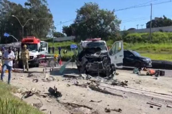 Imagem referente a notícia: Ambulância é atingida por caminhão e deixa um morto e sete feridos na PR-323 no noroeste do Paraná