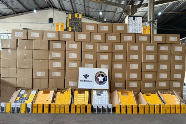Receita Federal dá duro golpe no contrabando: Mais de 3 mil celulares são apreendidos em Cascavel
