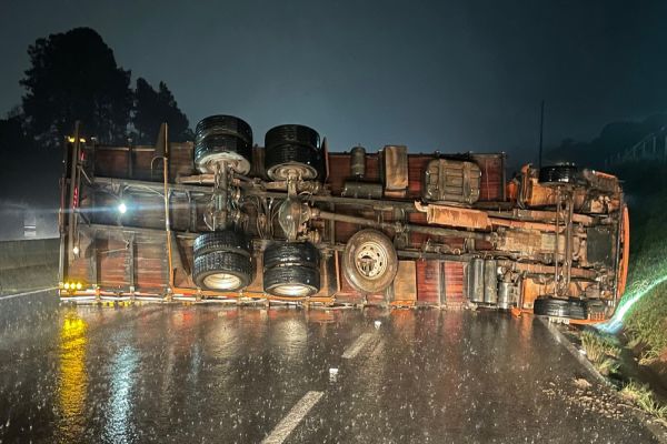 Caminhão tomba na BR-277 e bloqueia totalmente rodovia no sentido Curitiba a Ponta Grossa
