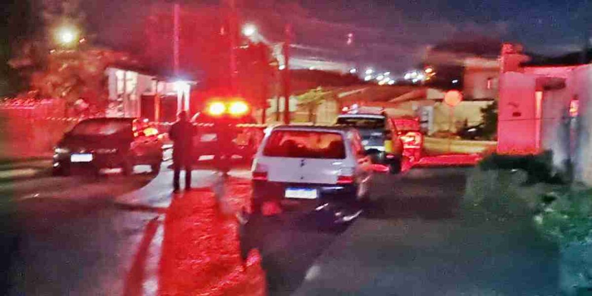 Homem é morto com facada no peito no meio da rua Jacarepaguá, no bairro Interlagos em Cascavel