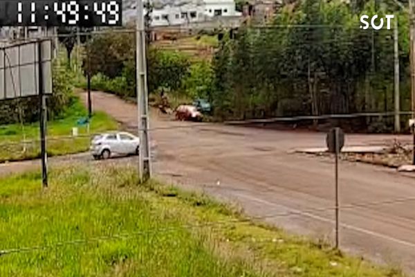 Imagem referente a notícia: Câmera de segurança registra o momento exato de acidente que deixou  jovem de 25 anos em estado grave no Bairro Lago Azul