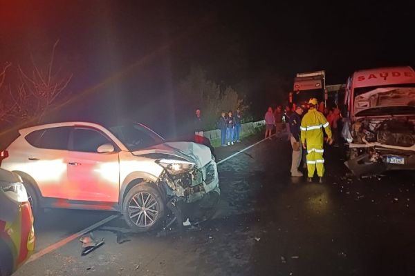 Imagem referente a notícia: Motorista na contramão causa acidente com van da saúde e deixa três feridos na BR-376