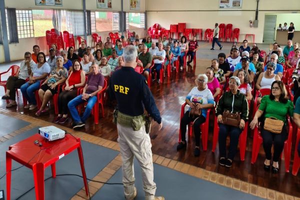 Imagem referente a notícia: PRF realiza Ação Educativa com o Centro de Revitalização da Terceira Idade (CERTI), da região de Toledo