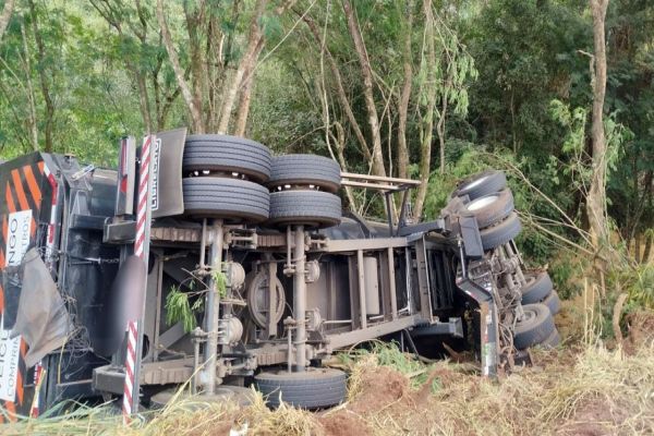 Imagem referente a notícia: Reboque se desprende de caminhão e causa susto na PR-182 em Palotina