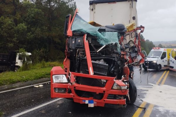 Imagem referente a notícia: Caminhão perde controle na BR-277 e provoca acidente grave com engavetamento em Palmeira