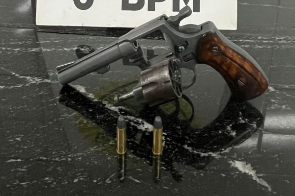 Revólver escondido em casa leva homem à prisão no Bairro Universitário em Cascavel
