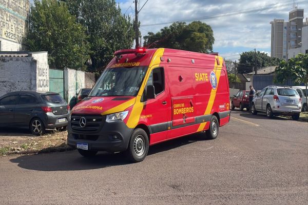 Imagem referente a notícia: Carros são lançados contra muro após acidente com caminhão no Bairro São Cristóvão