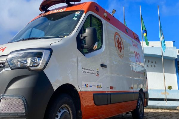 Imagem referente a notícia: Capitão Leônidas Marques repassa ambulância ao Consamu