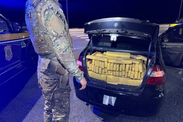Imagem referente a notícia: Fuga pela BR-277: Traficante é preso com quase uma tonelada de maconha e internet via satélite
